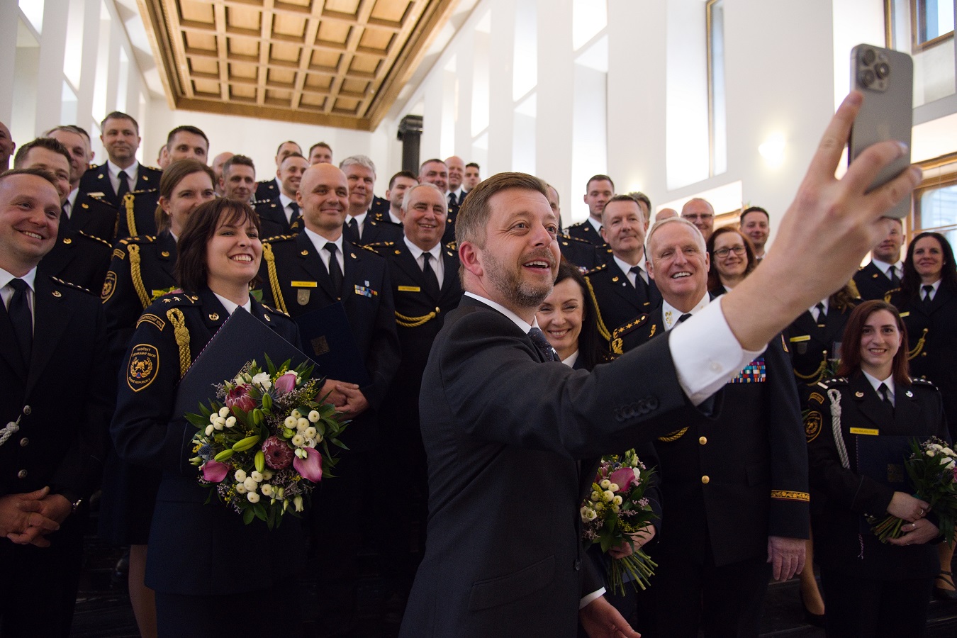 Společná fotografie oceněných s ministrem vnitra a generálním ředitelem HZS ČR (2).jpg