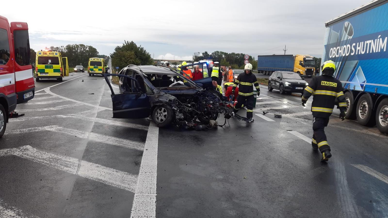 Srážka osobního automobilu s kamionem.