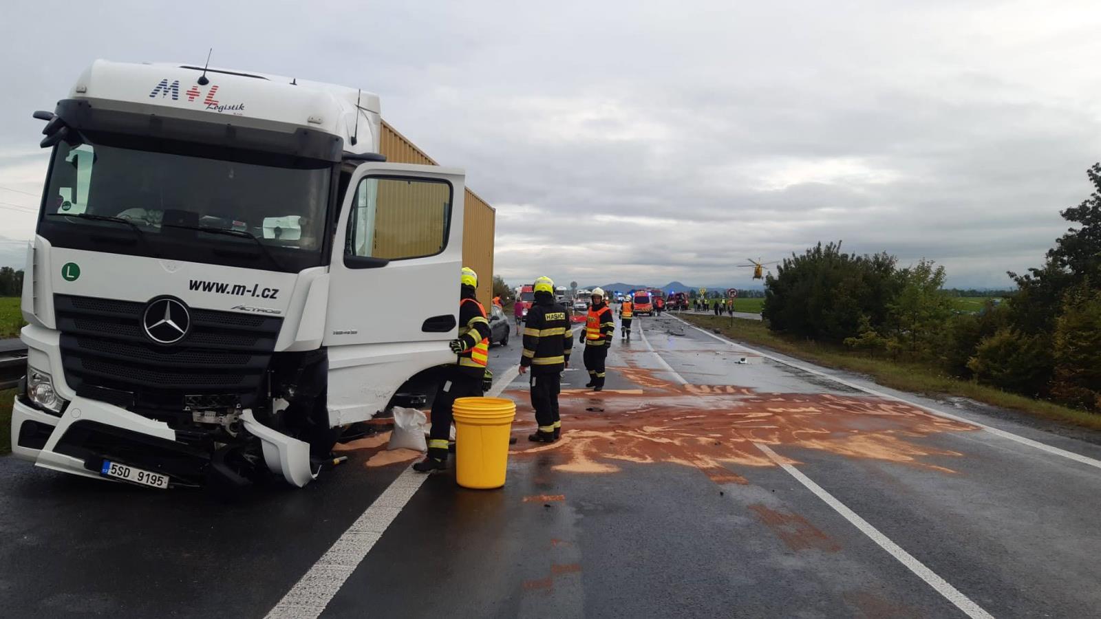 Srážka osobního automobilu s kamionem.