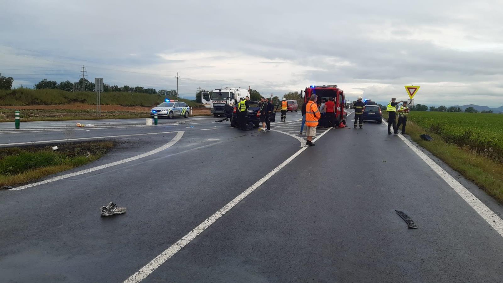 Srážka osobního automobilu s kamionem.