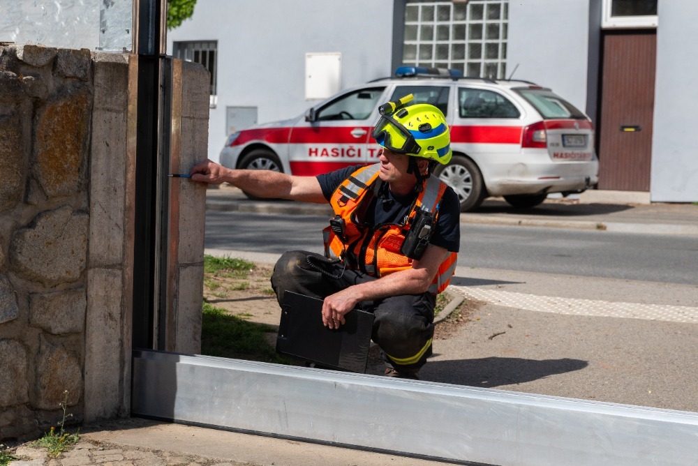 Taktické cvičení - stavba protipovodňových zábran, Tábor (10).jpg