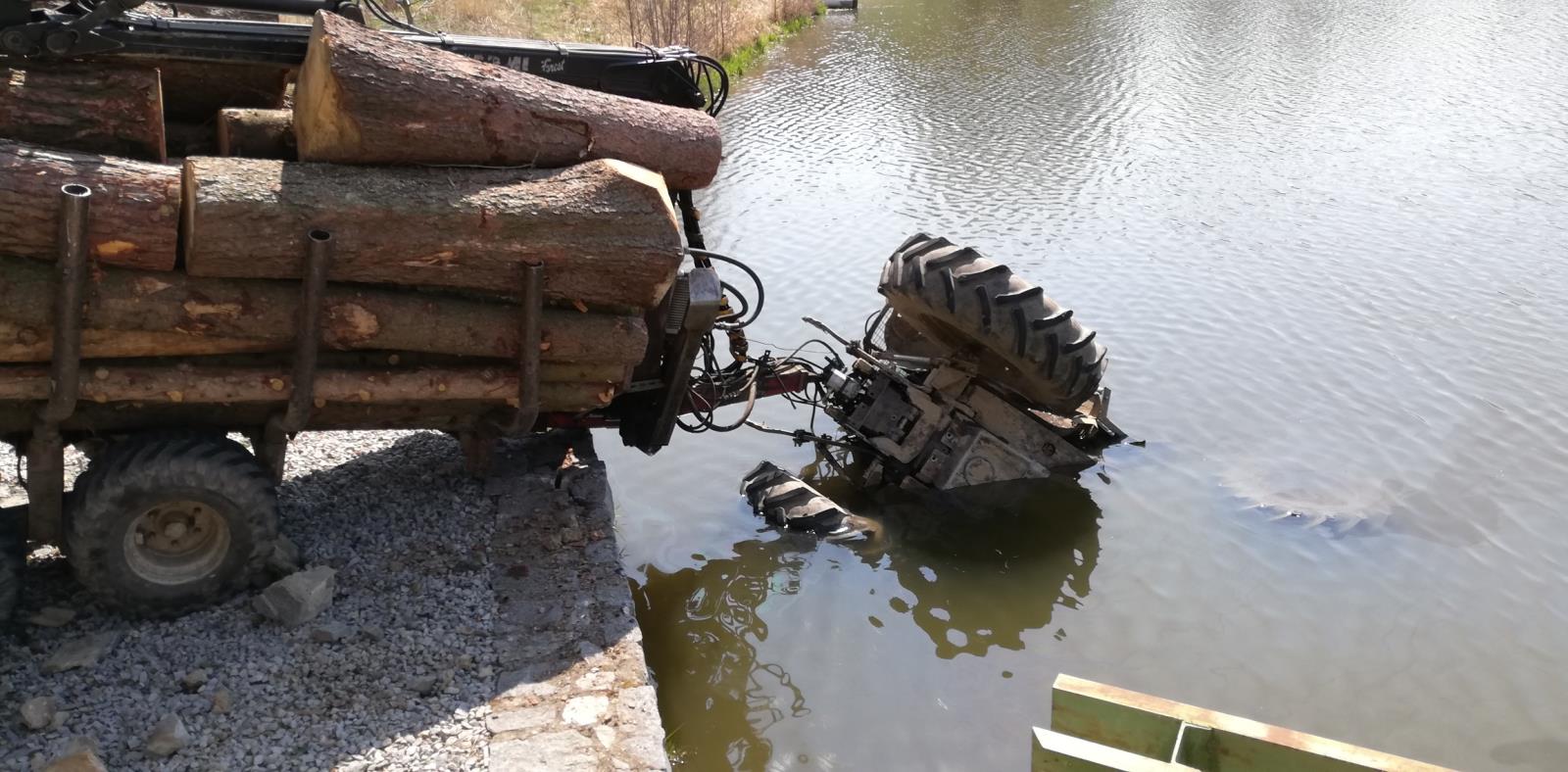 Traktor v rybníce, Vožice - 17. 4. 2020 (1).jpg