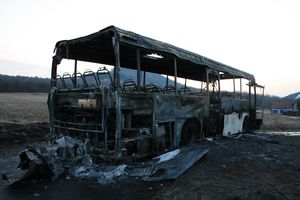 Autobus zničený požárem