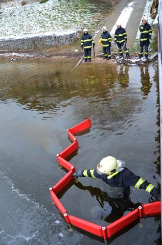 Únik oleje Píšťany 2.jpg