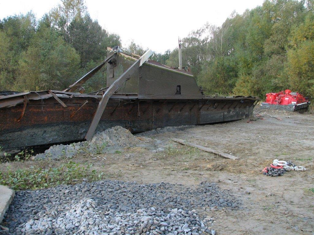 VT 72 - vytažení potopeného pontonu, Dolní Benešov (archiv ZÚ HZS ČR).jpg