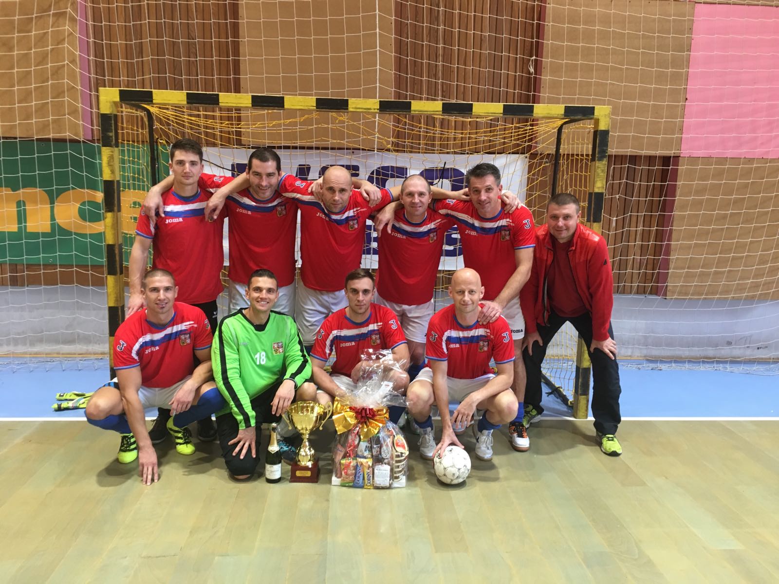Vítězný tým futsalistů HZS MSK_2016.jpg