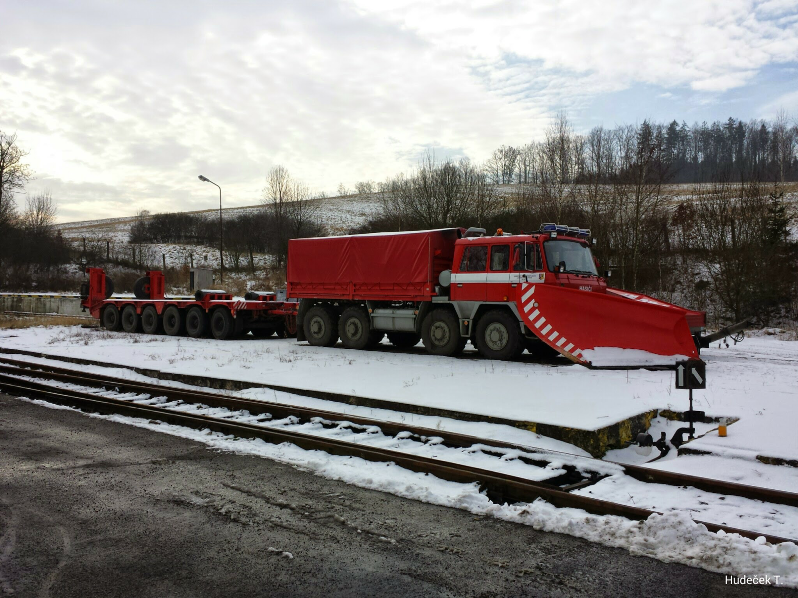 Vrbětice_ZÚ_Tahač Tatra T815 8x8 s šípovou radlicí pro odstraňování sněhové pokrývky z pozemních komunikací.png