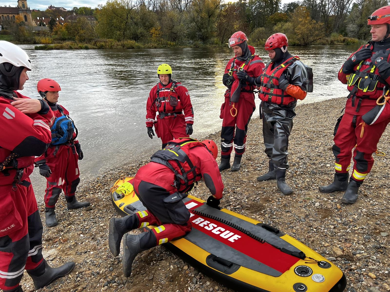 Výcvik v divoké vodě_účastníci si zkouší různé situace a techniky při záchraně na vodě