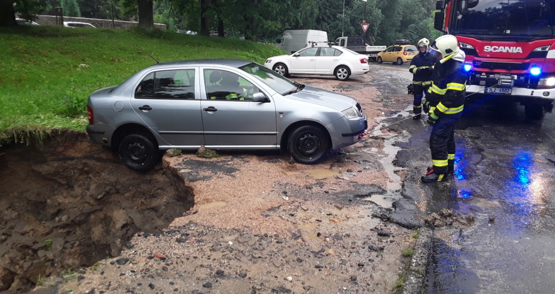 Vyproštění vozidla po propadu zeminy, Liberec