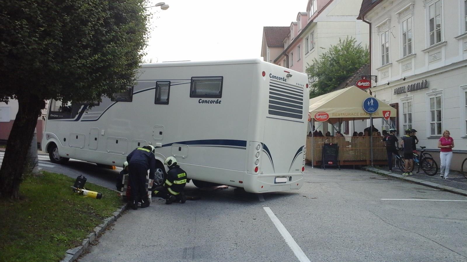 Vyproštění karavanu, Hluboká nad Vltavou - 29. 6. 2018.jpg