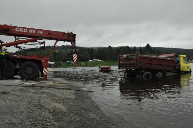 Vytažení Tatry z Lipna, Frymburk - 9. 6. 2015.jpg