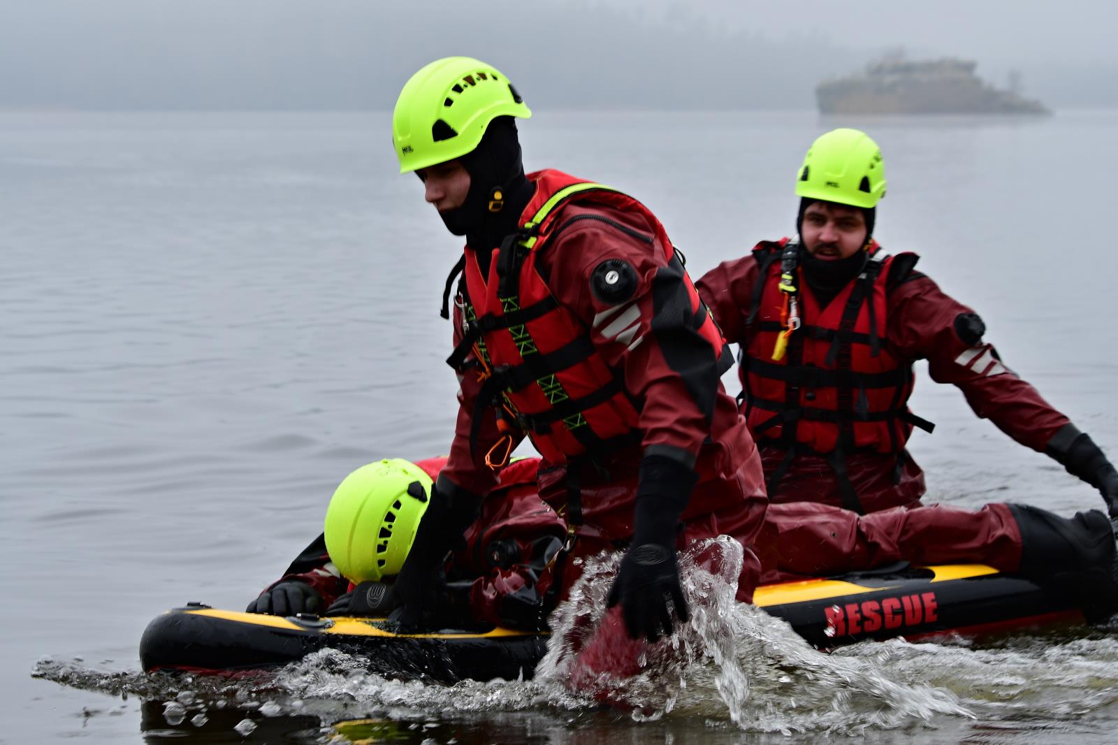 Využití záchranářského paddleboardu profesionálními hasiči při prověřovacím cvičení