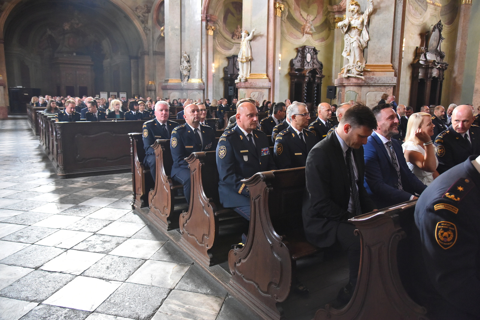 Významní hosté letního koncertu sedící v předních řadách kostela sv. Mikuláše na Malostranském náměstí v Praze (3).JPG