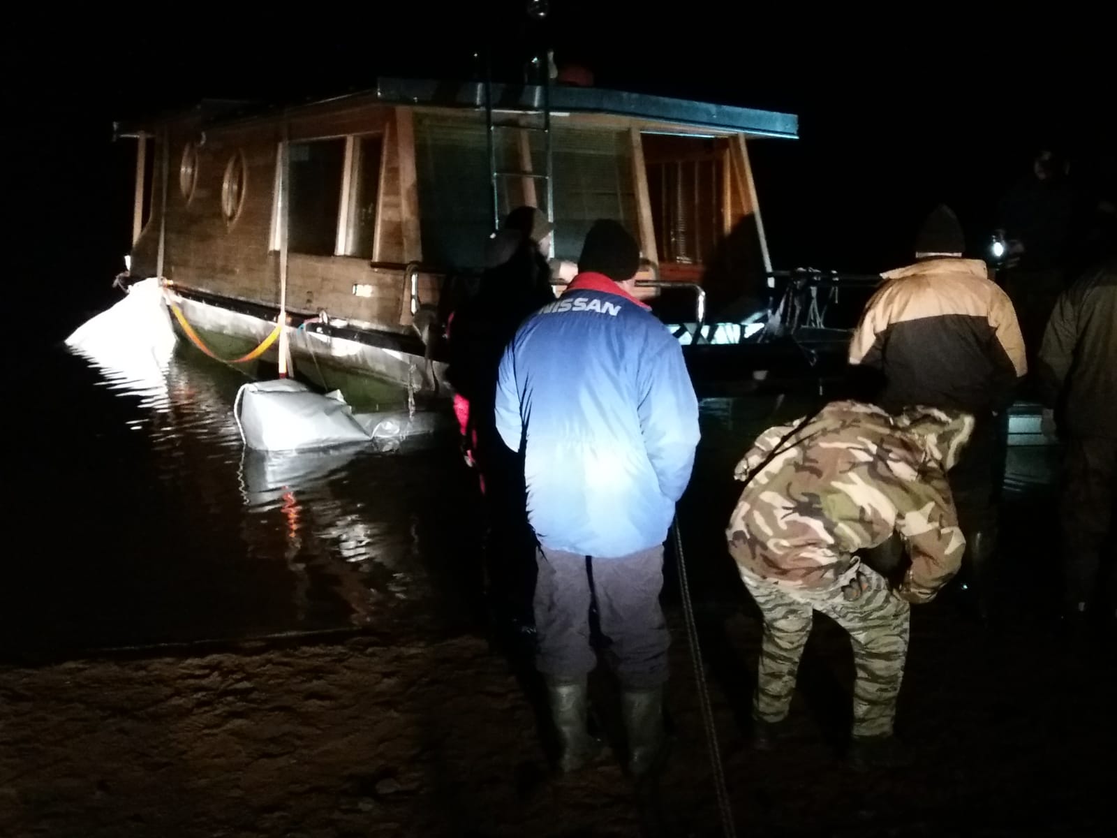 Vyzvednutí potopeného houseboatu, Radava - 5. a 6. 1. 2019 (10).jpg