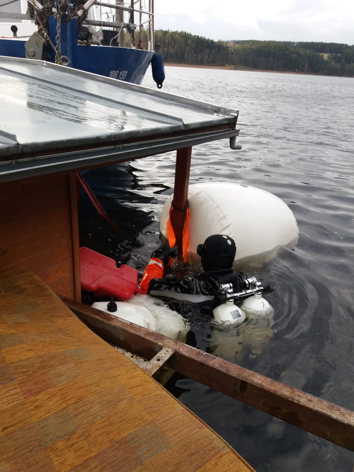 Vyzvednutí potopeného houseboatu, Radava - 5. a 6. 1. 2019 (5).jpg