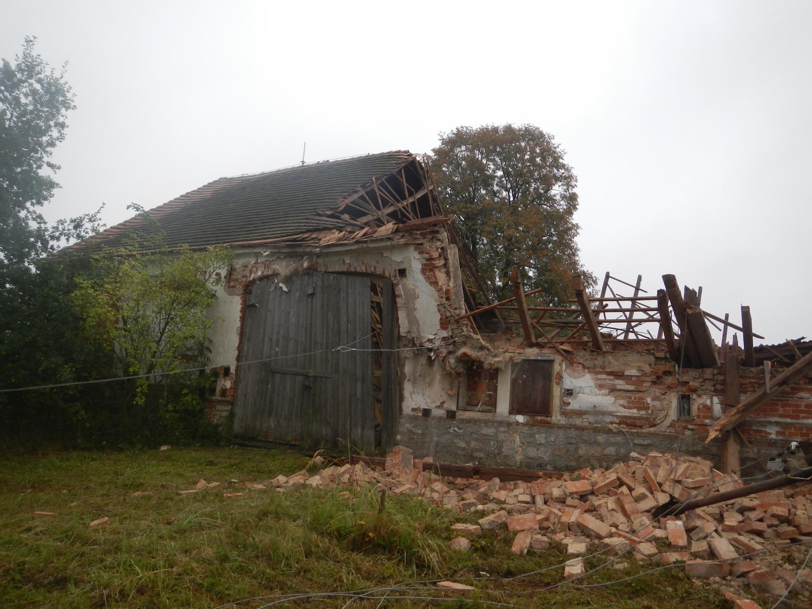 Zřícená střecha, Údraž - 1. 9. 2018 (9).JPG