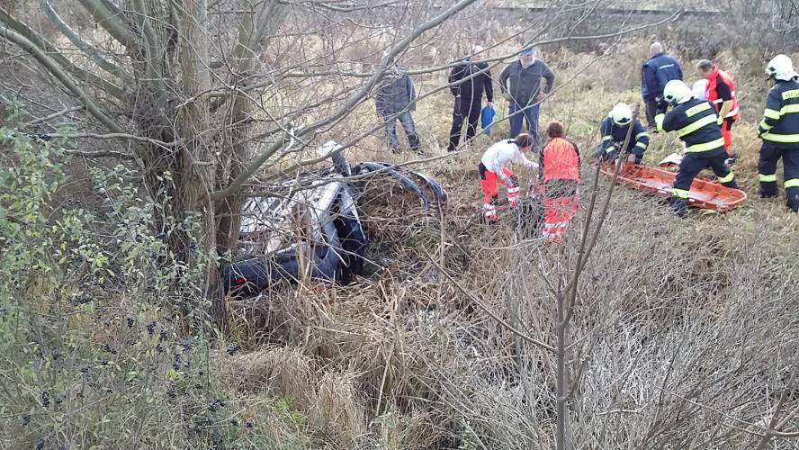 V sobotu skončilo u pardubického Parama auto v potoce.