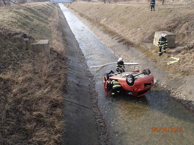 auto v potoce Prunéřov 2.jpg