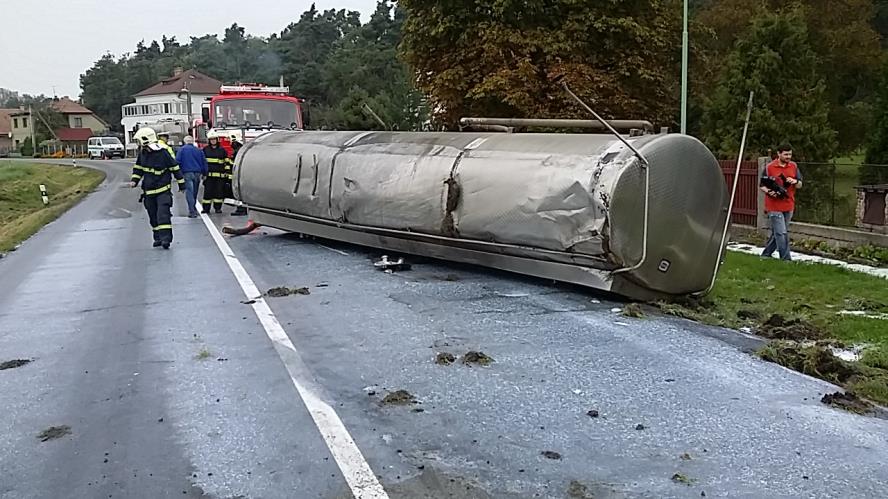 Utržená cisterna zablokovala téměř celou silnici