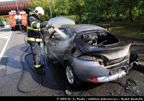 Požárem zničený automobil