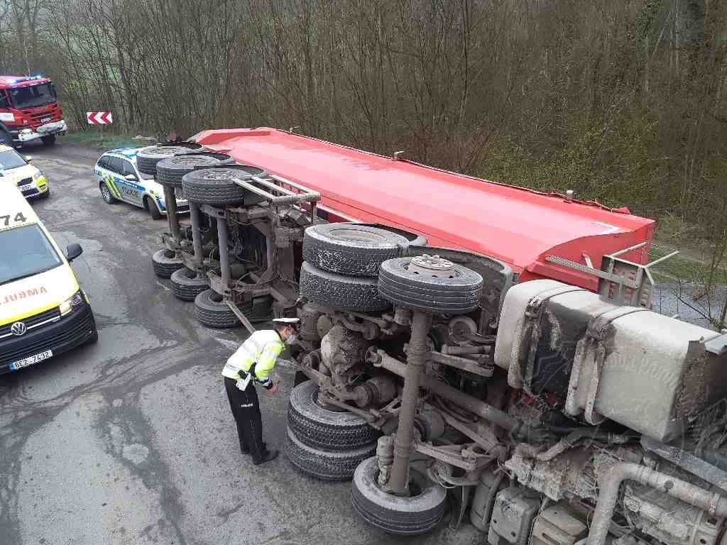 dopravní nehoda nákladního vozidla Štěpánov1 20.4.2021.jpg