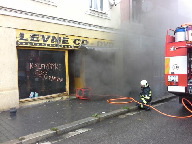 Hasiči k odvětrání zadýmené prodejny použili přetlakovou ventilaci