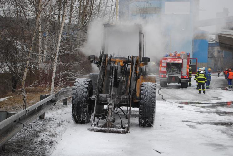 Hasiči v březnu likvidovali také požár kolového nakladače v Prachovicích