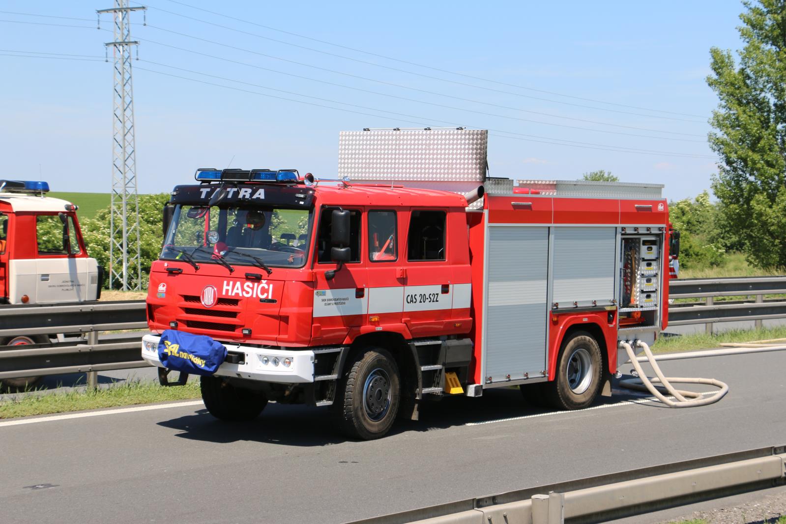 nehoda cisterny na D46 - Drzovice, zasah hasicu