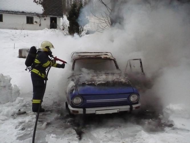 Plameny pohltily i automobil Škoda 100