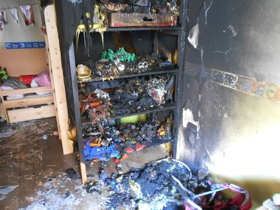 Interiér dětského pokoje zničený požárem