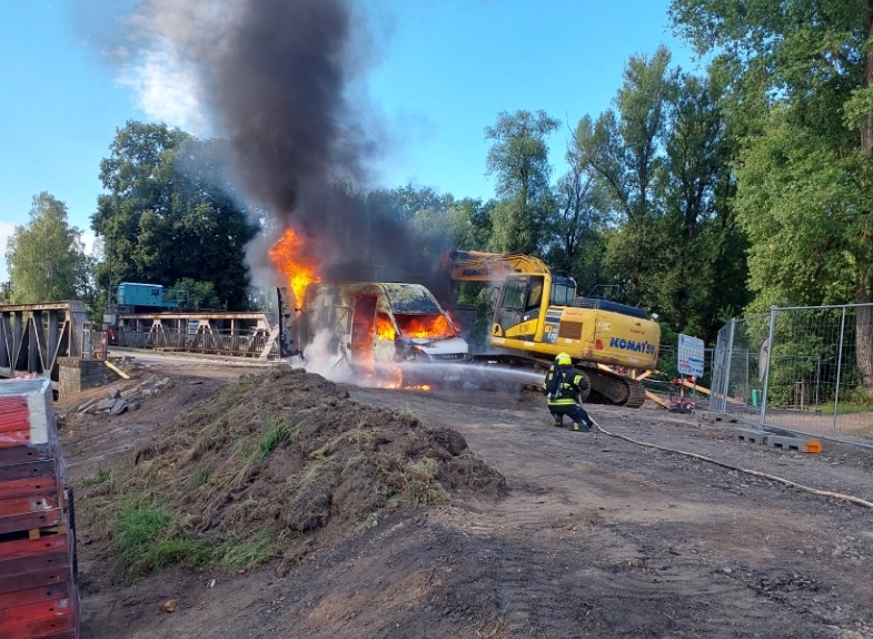 Požár dodávkového vozidla s autogenem a pásového rypadla likvidovali hasiči v Mněticích.