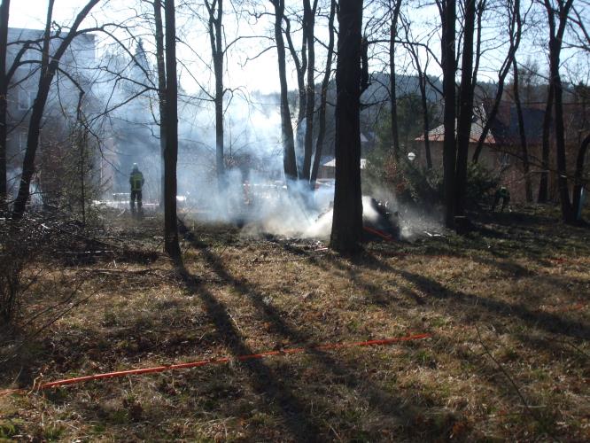 Požár trávy v Jablonném nad Orlicí.