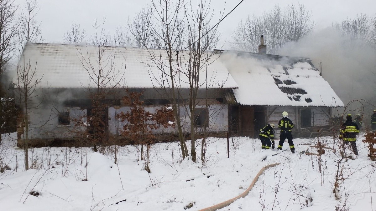 požár domu v Loučkách u Lukavice 19.1.2021.jpg