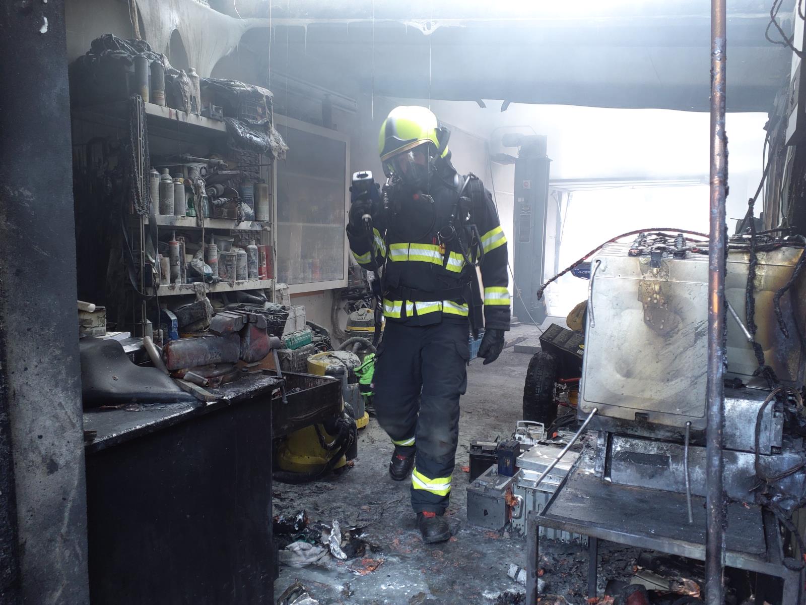 požár garáže Pardubice 12-5-2023b.jpeg