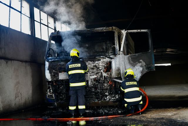 pozar nákladního vozidla v hale - Šternberk