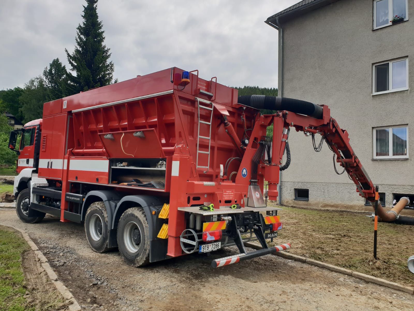 sací bagr při činnosti na Olomoucku v červnu 2020.jpg