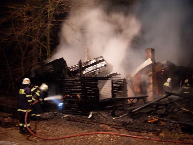 Požár srubu likvidovaly čtyři hasičské jednotky