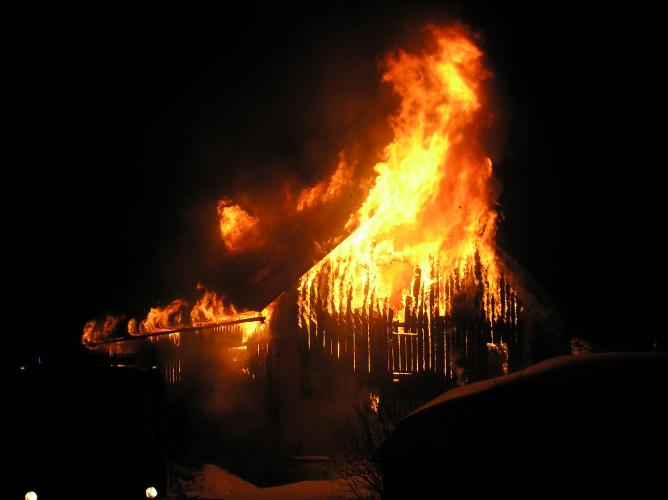 Požár ve fázi hoření, kdy celý objekt pohltí plameny. Ilustrační fotografie