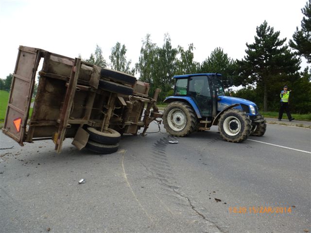 Traktor zablokoval polovinu vozovky