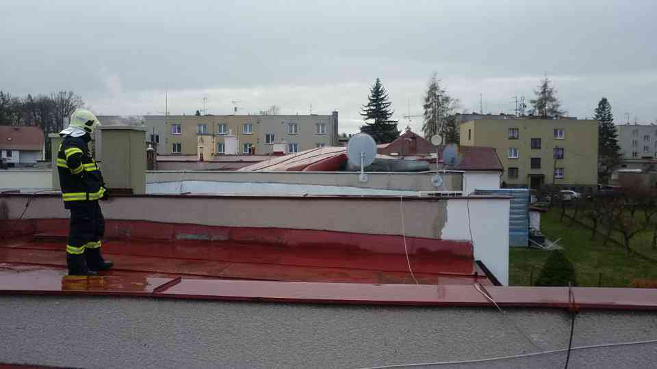 utržená střecha Holice1.jpg