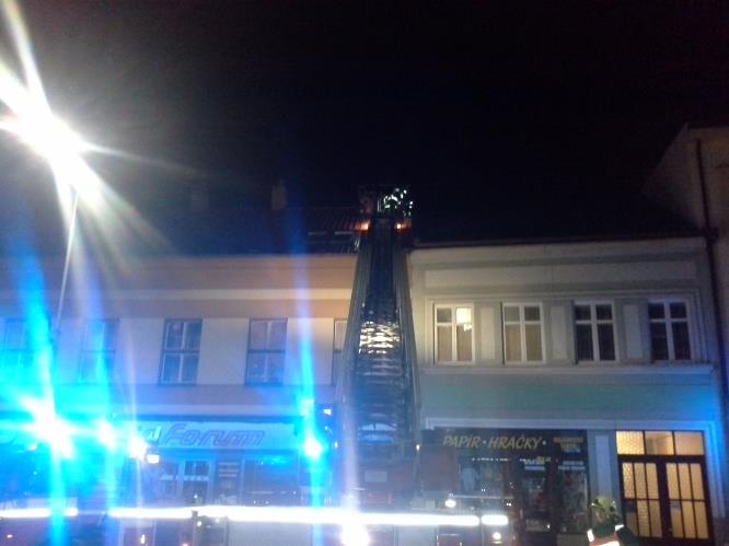Uvolněné plechy ze střechy domu odstraňovali hasiči také v sobotu večer v Holicích