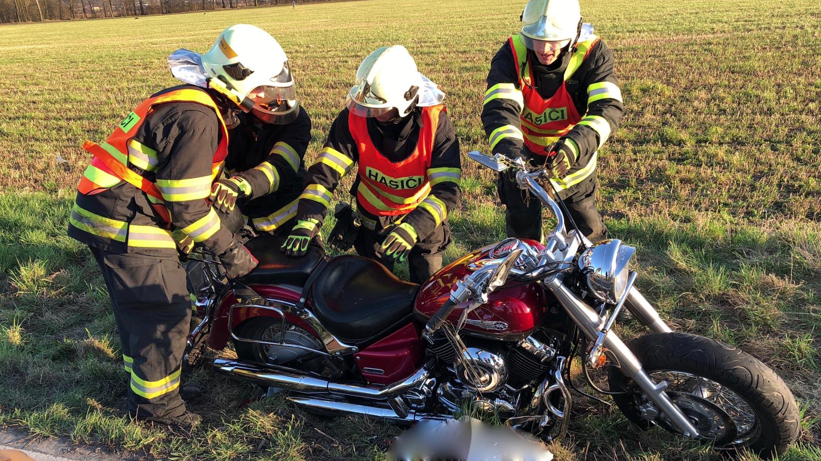 vazna nehoda motocykl a osobni vozidlo Bohunovice