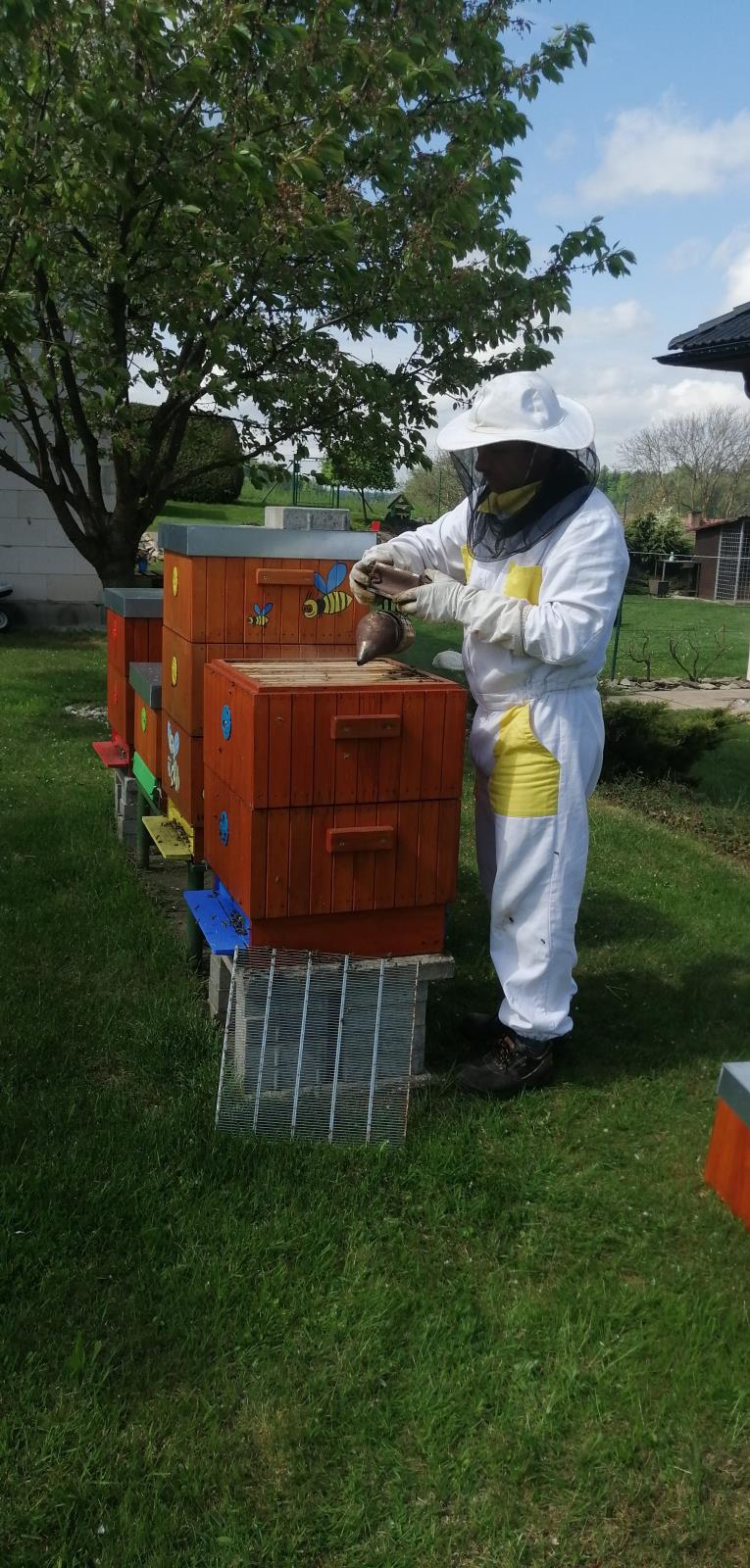 včely s včelařem hasičem (1).jpg