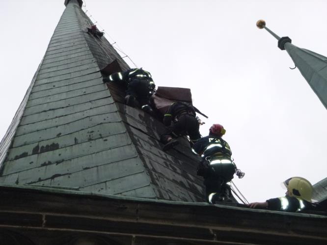 Hasiči lezci museli odstranit ze střechy kostela v Chrudimi nebezpečně uvolněné plechy