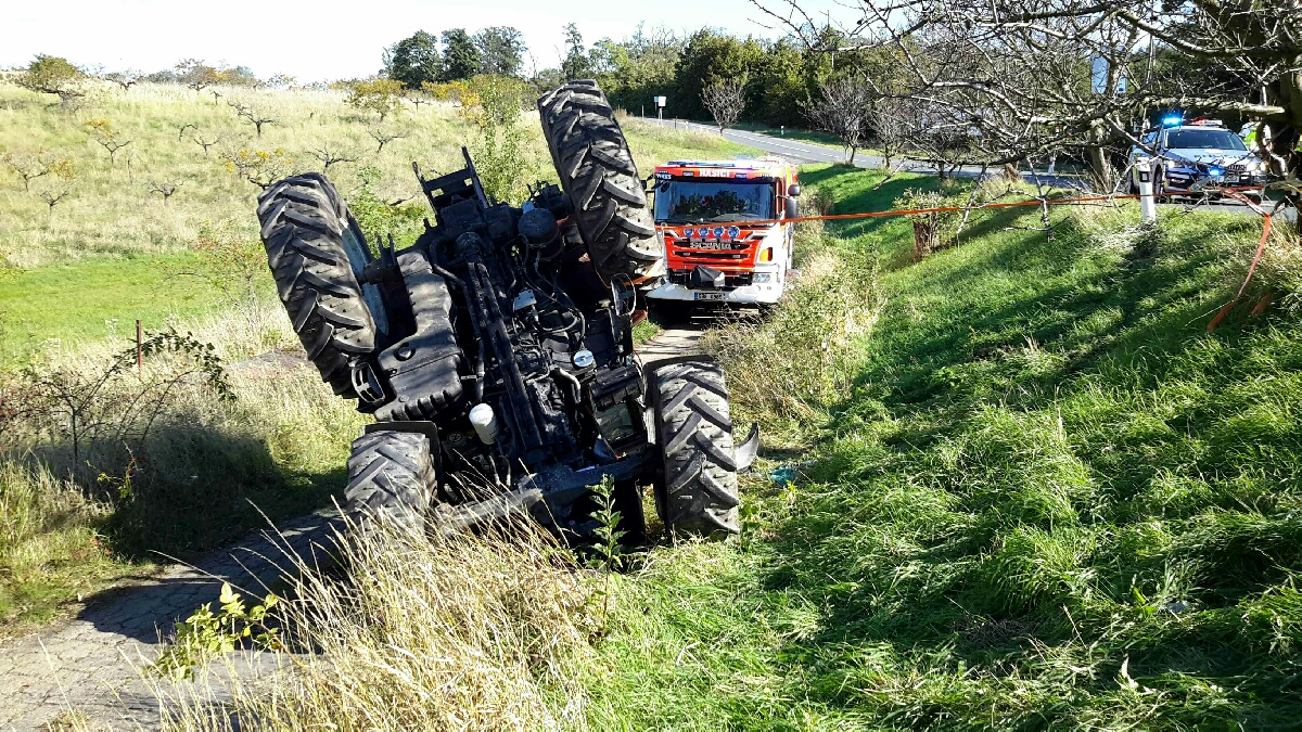 2020-10-06-DN Traktor Valtice/Dopravní nehoda traktoru Valtice_traktor mimo komunikaci, převrácený na střeše.jpg