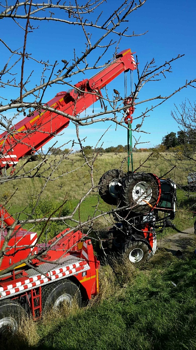 2020-10-06-DN Traktor Valtice/Dopravní nehoda traktoru Valtice_vyprošťování převráceného traktoru.jpg