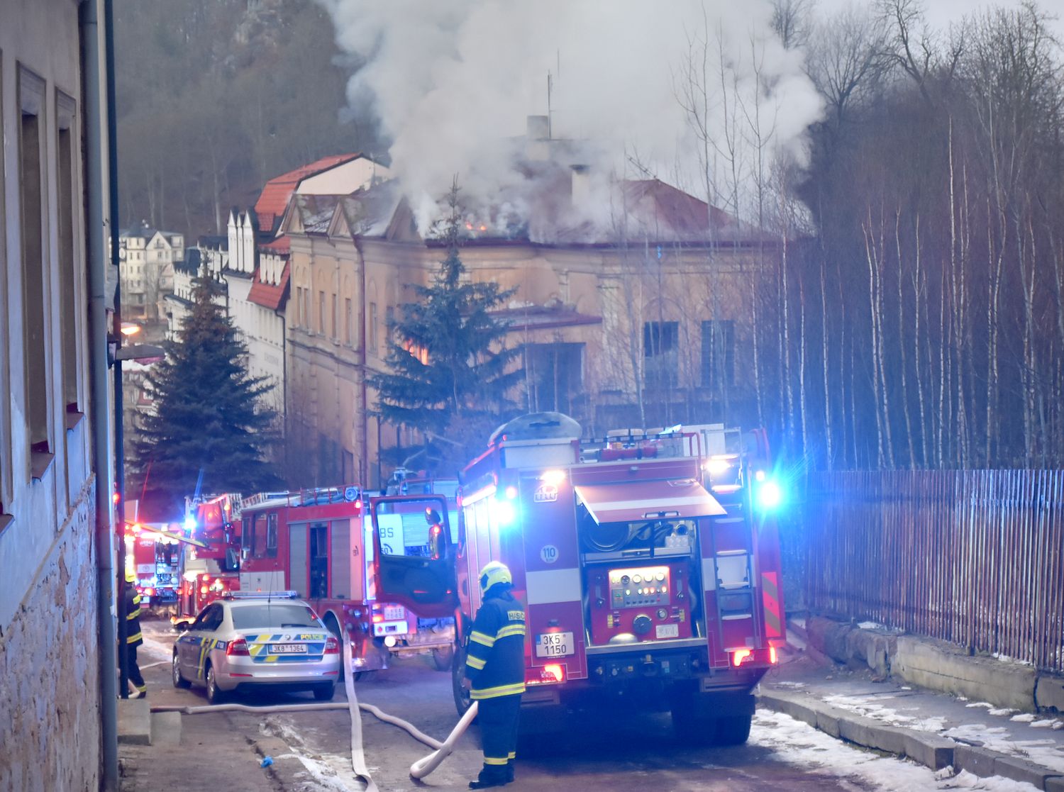 KVK_požár bývalé sokolovny v Karlových Varech_pohled na hořící budovu a zasahující jednotky s technikou.jpg