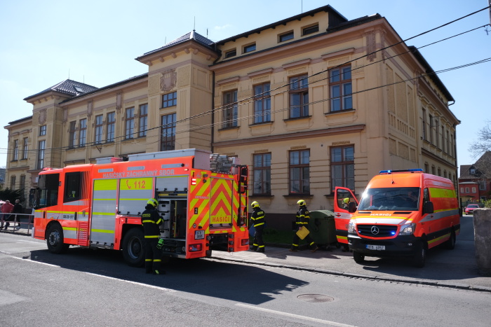 MSK_Únik nebezpečné desinfekce v ostravském diagnostickém ústavu pro mládež_hasiči se chystají k zásahu_pohled na hasiče a techniku před budovou.jpg