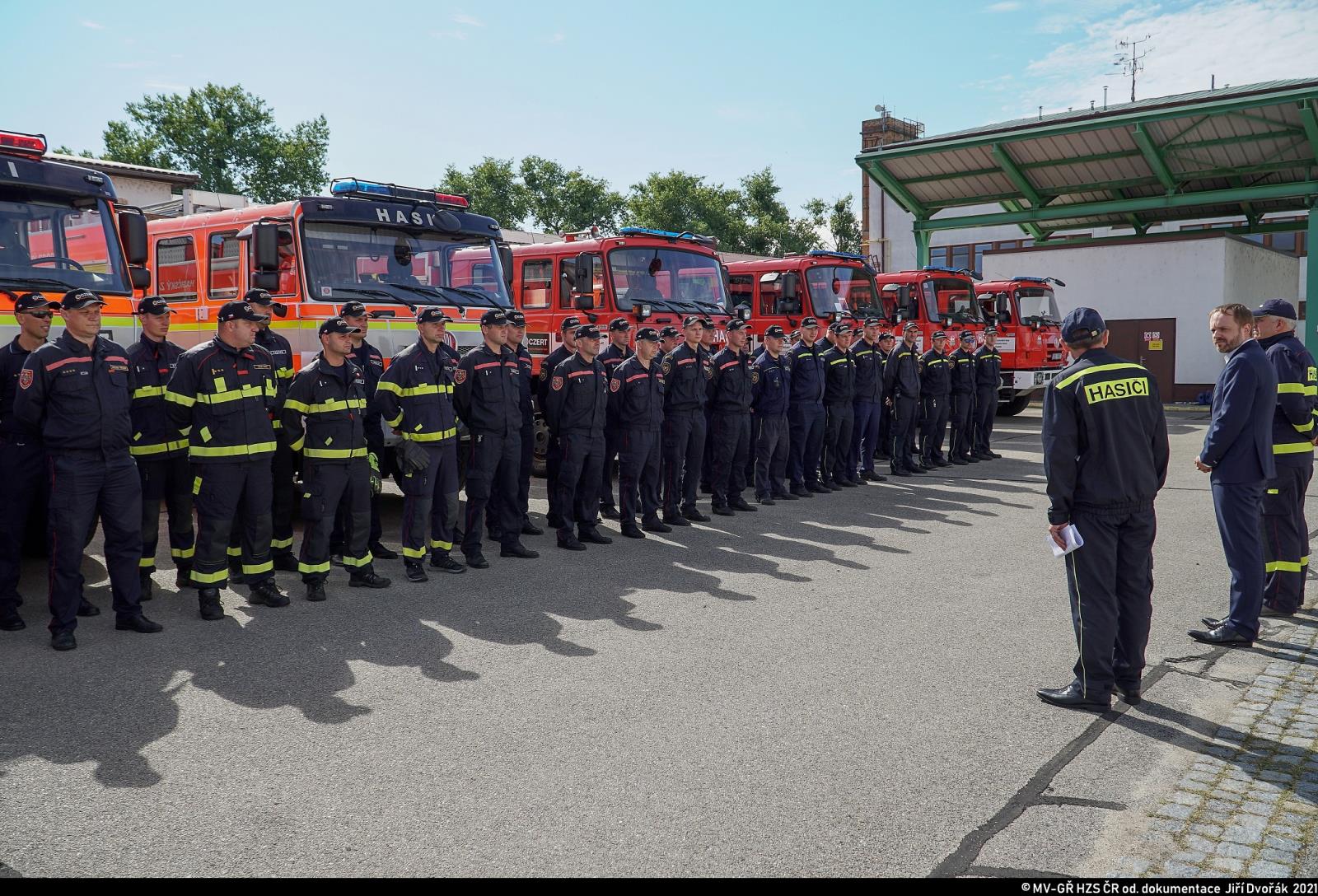 Čeští hasiči vyrazili na pomoc Řecku zasaženému ničivými požáry_ministr zahraničních věcí, Jakub Kulhánek a náměstek GŘ pro IZS a OŘ, Petr Ošlejšek před nastoupenými jednotkami.jpg