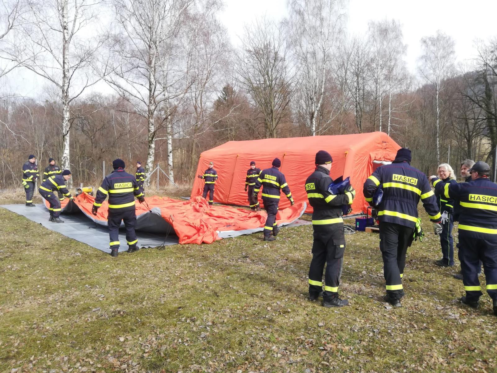 Záchranný útvar HZS ČR ve spolupráci se Skladovacím a opravárenským zařízením HZS ČR pomáhá s výstavbou zázemí humanitárního střediska Vyšní Lhoty pro občany z UA